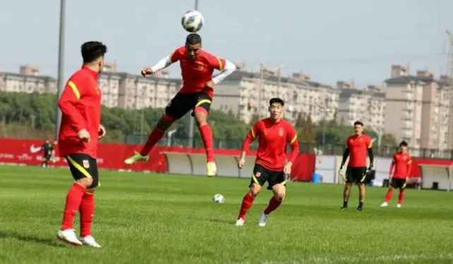年轻球员难获机会，中场失控，为何不补强关键位置？